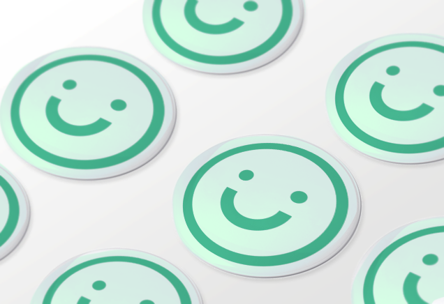 Voky smiley tryckt p&aring; runda klisterm&auml;rken med kupol