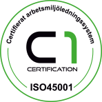 Ett cirkul&auml;rt m&auml;rke med en gr&ouml;n kontur. Sms:a "C1-certifiering" i mitten. Omgiven av texten "ISO45001 Certifierat arbetsmilj&ouml;ledningssystem."